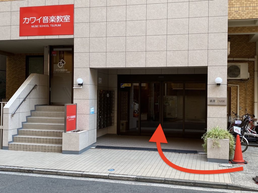 一階のカワイ音楽教室の右側よりお進みください。